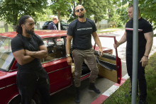 Kontroverzný influencer Andrew Tate vystupuje z automobilu Lada počas príchodu na policajnú stanicu v Bukurešti. FOTO: TASR/AP