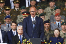 Na snímke nemecký kancelár Friedrich Merz reční počas slávnostnej inaugurácie nemeckej brigády pre východné krídlo NATO vo Vilniuse vo štvrtok 22. mája 2025. FOTO TASR/AP
