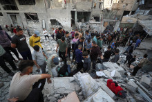 Palestínčania sa zhromažďujú na mieste izraelského útoku na dom v Džabalíi v severnom pásme Gazy. FOTO: Reuters