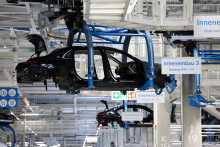 Akcie BMW dnes na frankfurtskej burze po tejto správe posilňujú o 3,5 percenta a cenné papiere Mercedesu pridávajú 2,2 percenta. FOTO: REUTERS