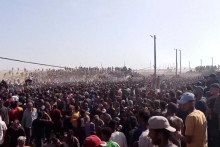 Hovorca generálneho tajomníka OSN Stéphane Dujarric povedal, že scény na videu, kde sa tisíce Palestínčanov hrnú na miesto rozdeľovania pomoci, sú „srdcervúce“. FOTO: REUTERS