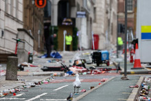 Čajka sa prechádza medzi odpadkami pohádzanými na zemi na mieste incidentu, keď auto narazilo do davu fanúšikov Liverpoolu počas sprievodu oslavujúceho titul v Premier League v centre Liverpoolu. FOTO: Reuters