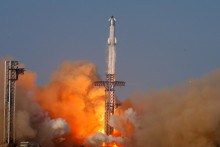 Kozmická loď Starship novej generácie spoločnosti SpaceX na svojom superťažkom nosiči odštartovala počas svojho deviateho testu na štartovacej rampe spoločnosti v Starbase v Texase v USA. FOTO: Reuters