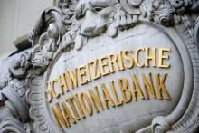Logo Švajčiarskej národnej banky (SNB) je zobrazené na jej budove v Berne vo Švajčiarsku. FOTO: Reuters