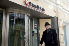 Muž prechádza okolo pobočky banky UniCredit v Moskve. FOTO: Reuters