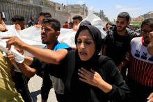 Sm&uacute;tiaci sa z&uacute;častňuj&uacute; pohrebu Palest&iacute;nčanov zabit&yacute;ch pri izraelsk&yacute;ch &uacute;tokoch v Ch&aacute;n J&uacute;nis v južnom p&aacute;sme Gazy 28. m&aacute;ja 2025. FOTO: REUTERS