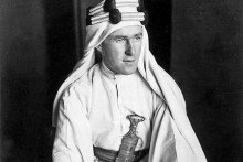 Thomas Edward Lawrence v typickom arabskom odeve. Počas svojej vojenskej misie na Blízkom východe si ho obliekal namiesto britskej uniformy.