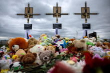 Hroby detí, ktoré zabil ruský útok. FOTO: Reuters
