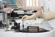 Laboratórny pracovník v laboratóriu so skúmavkami. FOTO: Pixabay