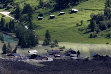 Niekoľko zostávajúcich domov je vidieť po tom, čo masívny zosuv kameňov a ľadu pokryl väčšinu dediny Blatten vo Švajčiarsku. FOTO: Reuters