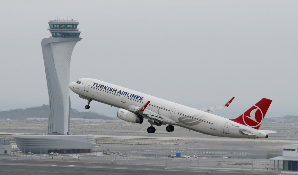 Lietadlo Airbus A321-200 spoločnosti Turkish Airlines vzlieta z nového letiska v Istanbule v Turecku 6. apríla 2019. FOTO: REUTERS