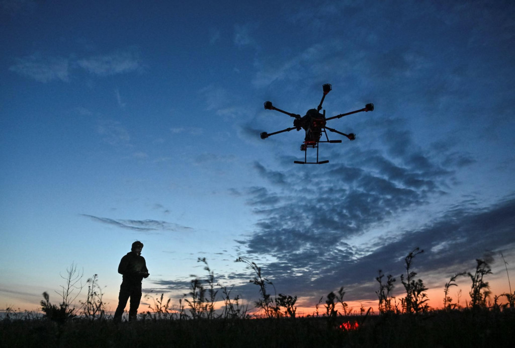 Ukrajinský dron mieri k ruským pozíciám v Záporožskej oblasti. FOTO: Reuters
