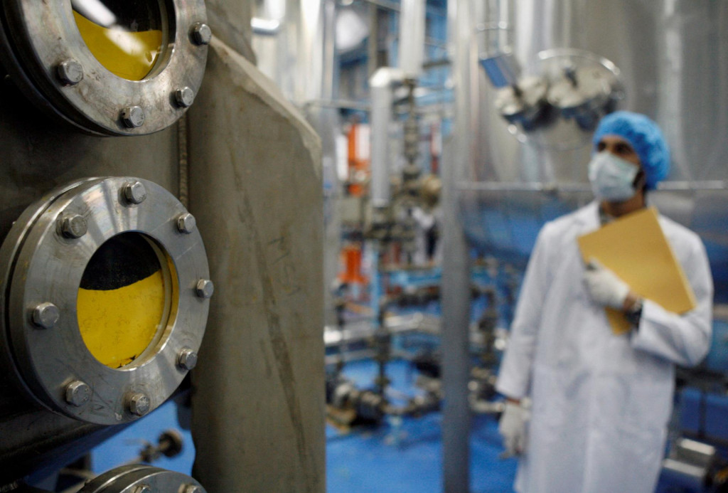 Technik v iránskom zariadení na konverziu uránu v Isfaháne, 3. februára 2007. FOTO: REUTERS