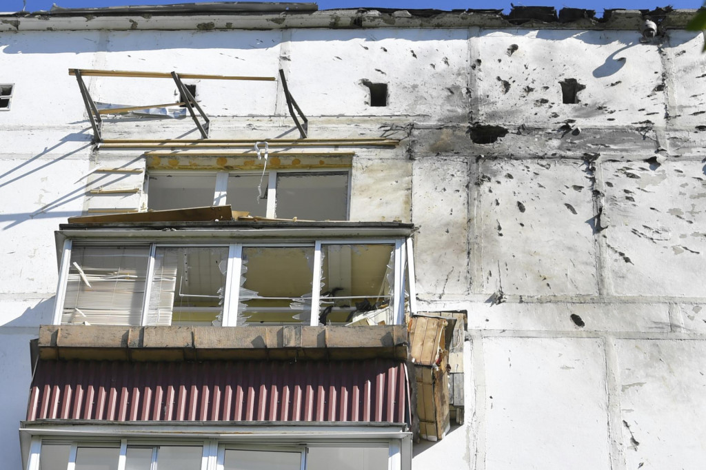 Zničená obytná budova po ukrajinskom dronovom útoku v Moskve. FOTO: TASR/AP