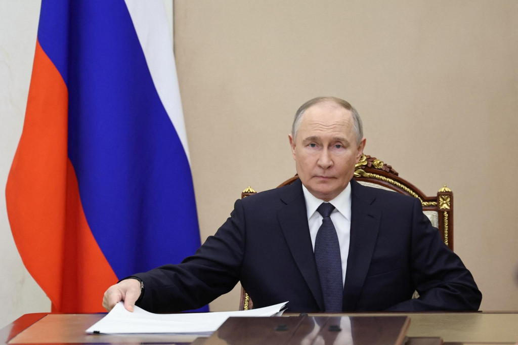 Ruský prezident Vladimir Putin predsedá stretnutiu s vysokými predstaviteľmi, na ktorom sa diskutovalo o nadchádzajúcich mierových rozhovoroch s Ukrajinou. FOTO: REUTERS