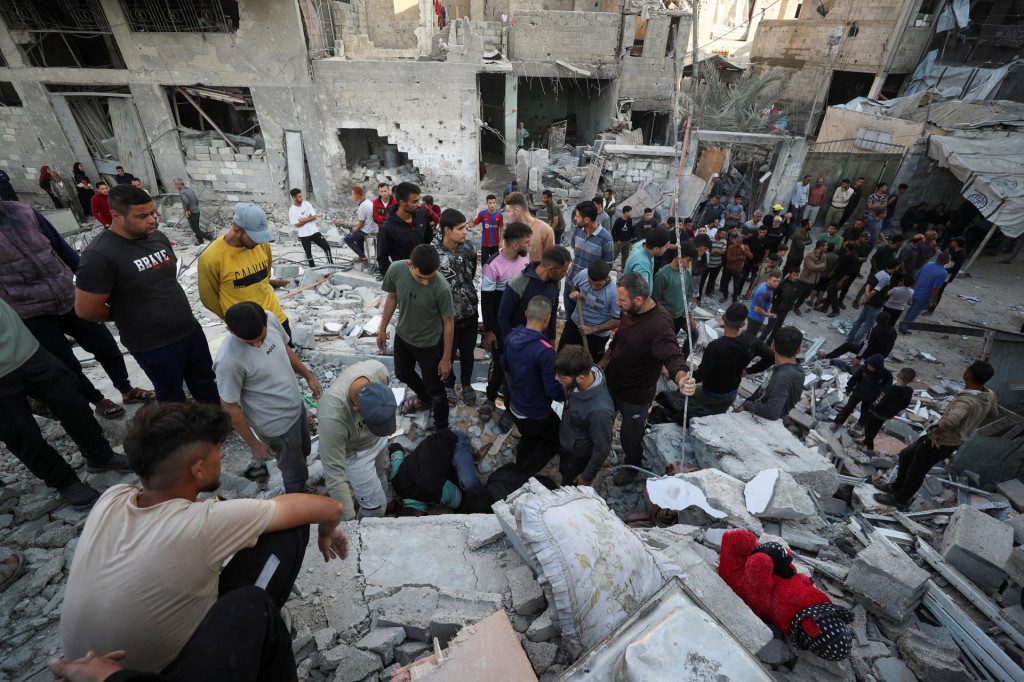 Palestínčania sa zhromažďujú na mieste izraelského útoku na dom v Džabalíi v severnom pásme Gazy. FOTO: Reuters