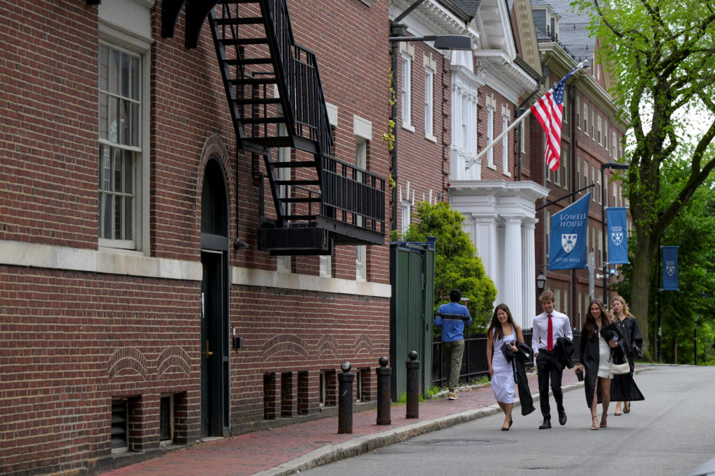 Študenti kráčajú po areáli Harvardskej univerzity v Cambridgei v štáte Massachusetts. FOTO: Reuters