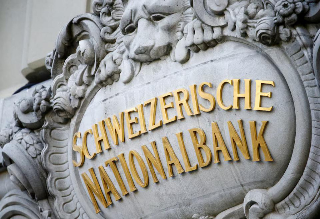 Logo Švajčiarskej národnej banky (SNB) je zobrazené na jej budove v Berne vo Švajčiarsku. FOTO: Reuters