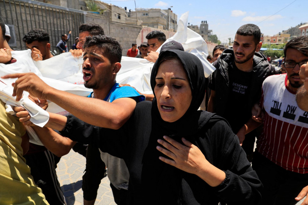 Smútiaci sa zúčastňujú pohrebu Palestínčanov zabitých pri izraelských útokoch v Chán Júnis v južnom pásme Gazy 28. mája 2025. FOTO: REUTERS