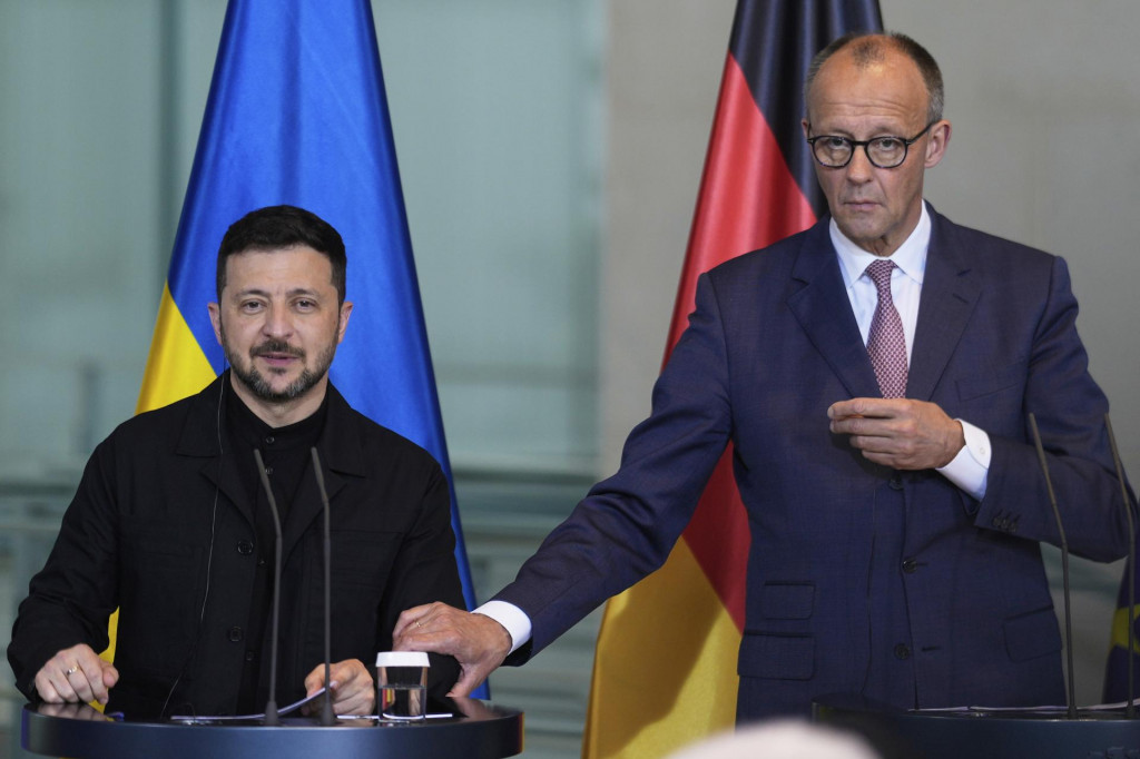 Ukrajinský prezident Volodymyr Zelenskyj (vľavo) a nemecký kancelár Friedrich Merz sa usmievajú počas spoločnej tlačovej konferencie v Berlíne v stredu 28. mája 2025. FOTO TASR/AP
