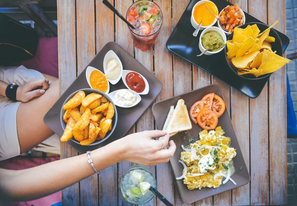 Ťažkosti môžu vyvolať aj sýtené limonády, veľy cukru, silno korenené jedlá.

FOTO: Pixabay