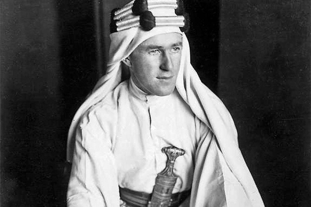 Thomas Edward Lawrence v typickom arabskom odeve. Počas svojej vojenskej misie na Blízkom východe si ho obliekal namiesto britskej uniformy.