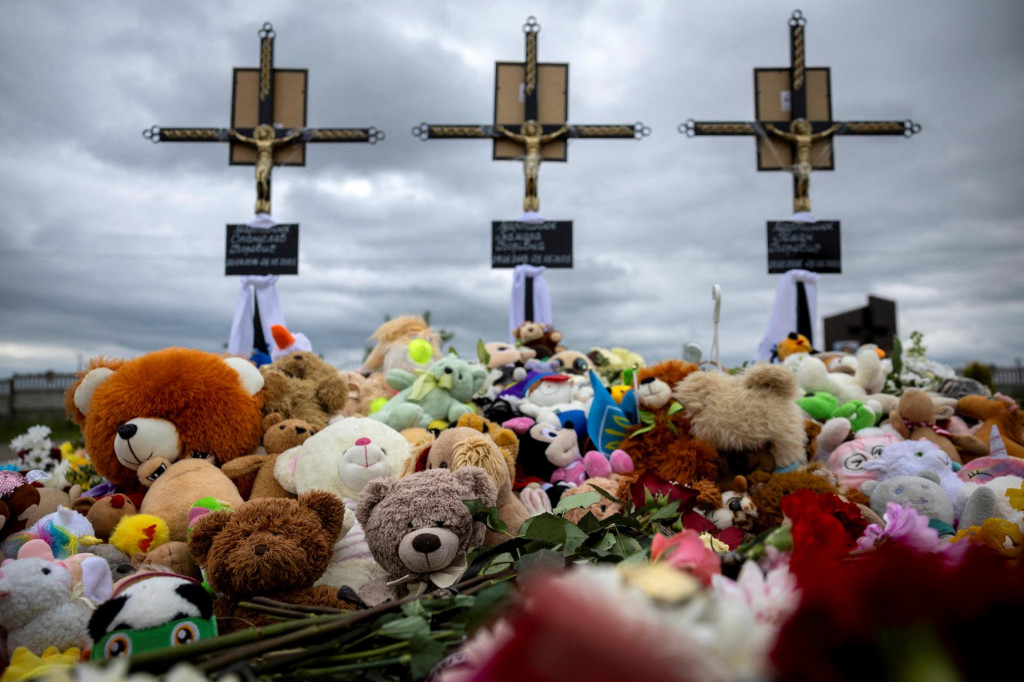 Hroby detí, ktoré zabil ruský útok. FOTO: Reuters
