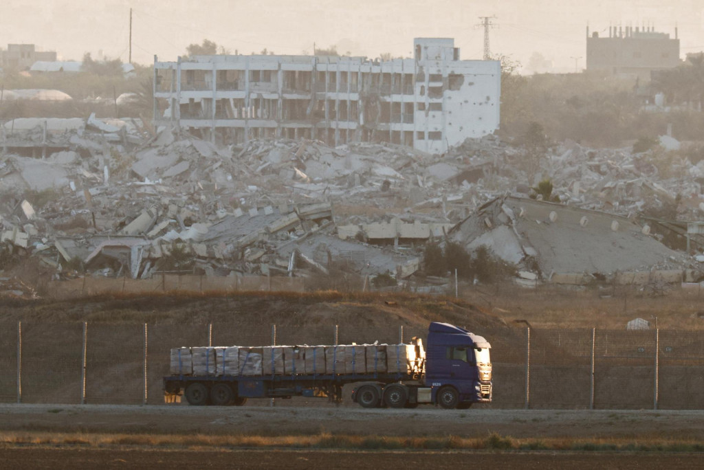 Kamión s humanitárnou pomocou pre Gazu. FOTO: Reuters