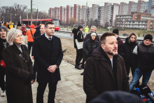V bratislavskej Petržalke sa po dokončenej električkovej trati previezli prví cestujúci v rámci skúšobnej jazdy, ktorú odštartoval primátor hlavného mesta Matúš Vallo. FOTO: Spodniaková Miroslava/MAFRA
