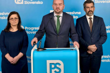 Poslanci Národnej rady za Progresívne Slovensko Martin Dubéci, Zuzana Mesterová a Ján Hargaš. FOTO: HN/Akos Cséplö