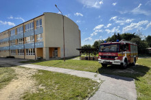 Na snímke hasičské auto počas cvičenia v areáli Základnej školy v Kanianke v okrese Prievidza v utorok 27. mája 2025.  FOTO TASR