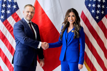 Poľský konzervatívny prezidentský kandidát Karol Nawrocki sa stretol s americkou ministerkou vnútornej bezpečnosti Kristi Noemovou. FOTO: Reuters