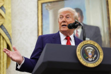 Americký prezident Donald Trump sa nebude chcieť zmieriť s tým, že obchodný súd považuje jeho uvalenie ciel v medzinárodnom obchode za nezákonné. FOTO: REUTERS