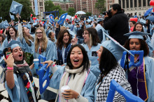 Študenti sa zúčastňujú slávnostnej promócie na Kolumbijskej univerzite na hlavnom kampuse Kolumbijskej univerzity na Manhattane v New Yorku v USA. FOTO: Reuters