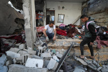 Palestínčania kontrolujú škody na mieste izraelského útoku na dom v Džabalíi v severnom pásme Gazy. FOTO: Reuters