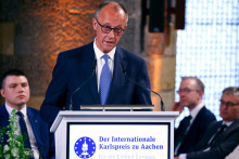 Nemecký kancelár Friedrich Merz prehovoril počas slávnostného odovzdávania Medzinárodnej ceny Karola Veľkého (Karlspreis) za rok 2025 v nemeckom Aachene. FOTO: Reuters