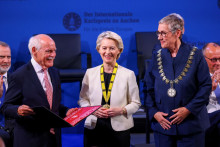 Predsedníčka Európskej komisie Ursula von der Leyenová preberá v nemeckom Aachene Medzinárodnú cenu Karola Veľkého (Karlspreis) za rok 2025 od primátorky mesta Aachen Sibylle Keupenovej a vedúceho riaditeľstva Ceny Karola Veľkého Jürgena Lindena. FOTO: Reuters