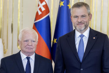 Na snímke nový mimoriadny a splnomocnený veľvyslanec Slovenskej republiky v Bieloruskej republike Jozef Migaš (vľavo) prijal poverovacie listiny z rúk prezidenta Petra Pellegriniho v Prezidentskom paláci v Bratislave. FOTO: TASR/Martin Baumann