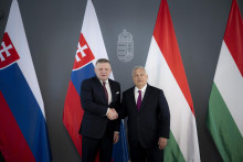 Maďarský premiér Viktor Orbán si podáva ruku so slovenským premiérom Robertom Ficom. FOTO: TASR/DUNA/MTI/Zoltan Fischer