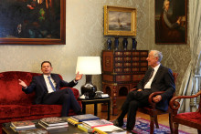 Portugalský prezident Marcelo Rebelo de Sousa a šéf portugalskej sociálnej demokracie Luís Montenegro. FOTO: REUTERS