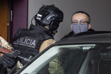 Na snímke obvinený riaditež SIS Vladimír P., ktorého privážajú na špecializovaný trestný súd. FOTO TASR