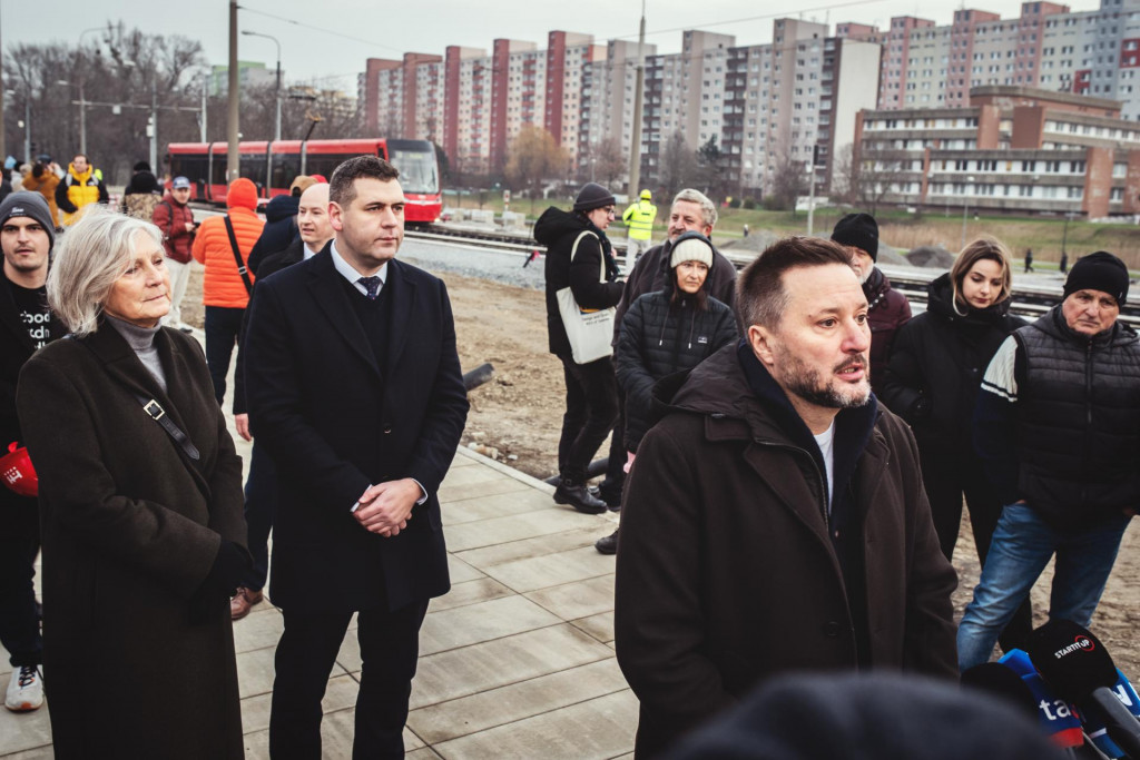 V bratislavskej Petržalke sa po dokončenej električkovej trati previezli prví cestujúci v rámci skúšobnej jazdy, ktorú odštartoval primátor hlavného mesta Matúš Vallo. FOTO: Spodniaková Miroslava/MAFRA