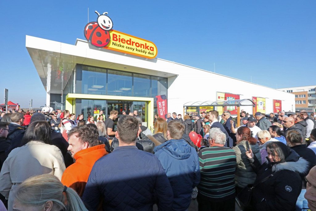 Otvorenie prvej predajne Biedronky na Slovensku sa začiatkom marca v obci Miloslavov stretlo s veľkým záujmom nakupujúcich. FOTO: Peter Mayer/MAFRA