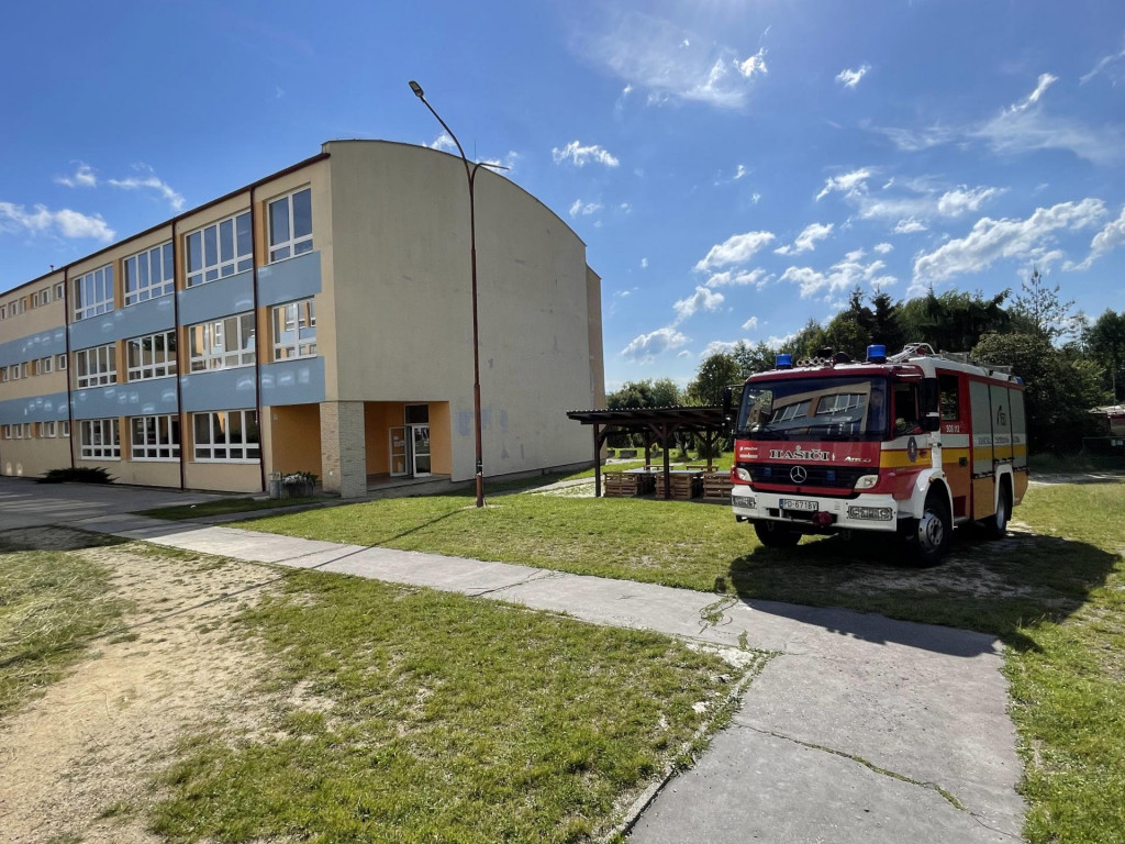 Na snímke hasičské auto počas cvičenia v areáli Základnej školy v Kanianke v okrese Prievidza v utorok 27. mája 2025.  FOTO TASR