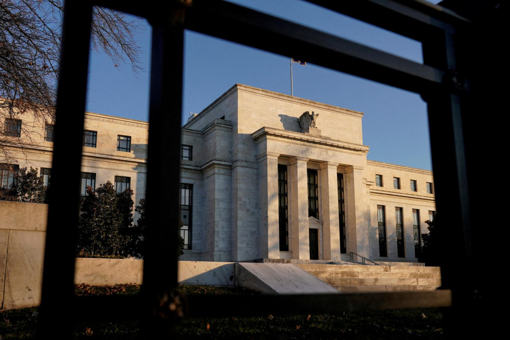 Fed naposledy rozhodoval o nastavení menovej politiky 7. mája. Svoju kľúčovú úrokovú sadzbu ponechal v pásme 4,25 percenta až 4,50 percenta, kde sa nachádza od decembra. FOTO: REUTERS