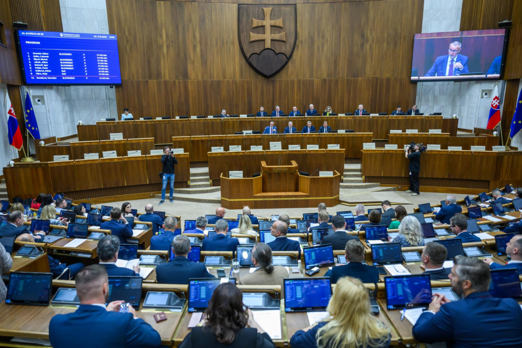 Poslanci rokovali o právnej norme v skrátenom legislatívnom konaní. Za návrh hlasovalo všetkých 138 prítomných zákonodarcov. FOTO: TASR/Jaroslav Novák