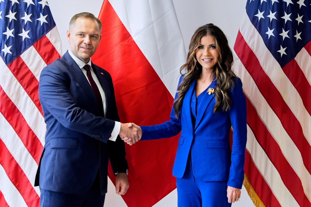Poľský konzervatívny prezidentský kandidát Karol Nawrocki sa stretol s americkou ministerkou vnútornej bezpečnosti Kristi Noemovou. FOTO: Reuters
