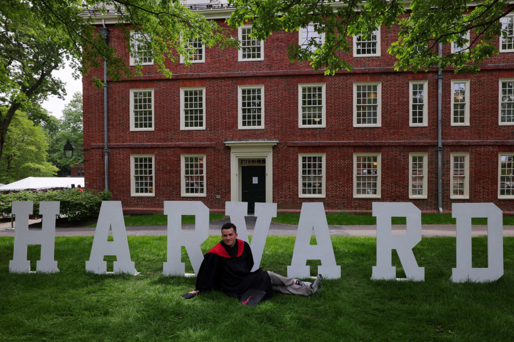 Absolvent Jordan Strasser pózuje na fotografii pred cvičeniami počas dňa v škole, ktoré sú súčasťou 374. promócií Harvardskej univerzity v Cambridgei. FOTO: Reuters