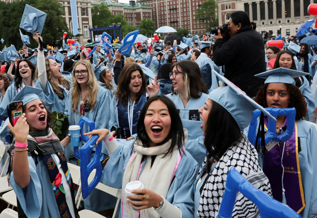 Študenti sa zúčastňujú slávnostnej promócie na Kolumbijskej univerzite na hlavnom kampuse Kolumbijskej univerzity na Manhattane v New Yorku v USA. FOTO: Reuters