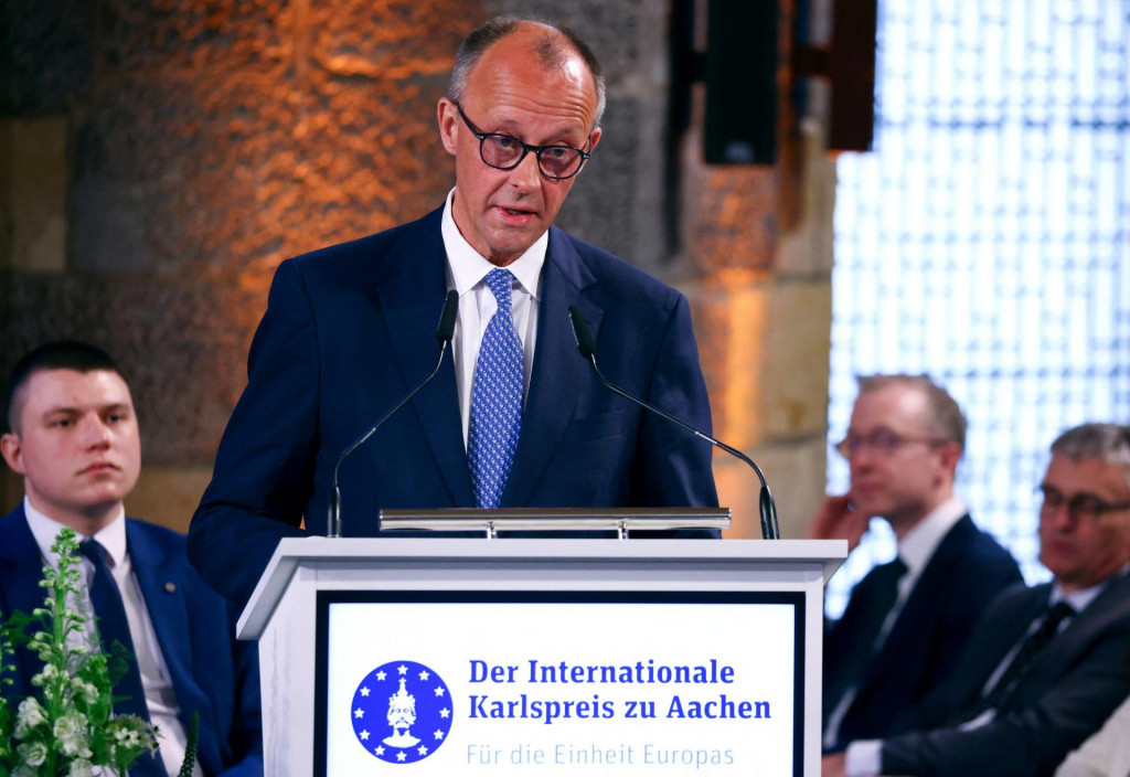 Nemecký kancelár Friedrich Merz prehovoril počas slávnostného odovzdávania Medzinárodnej ceny Karola Veľkého (Karlspreis) za rok 2025 v nemeckom Aachene. FOTO: Reuters